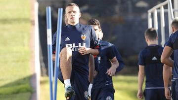 Maksimovic, en un entrenamiento con el Valencia.