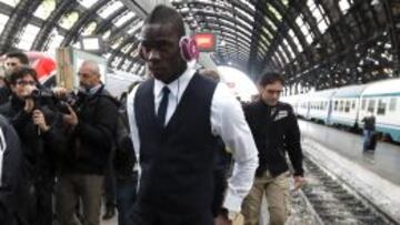 Balotelli será multado tras fumar en el tren del equipo