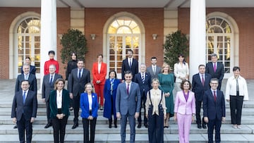 Foto de familia, del presidente del Gobierno de la XV legislatura, Pedro Sánchez (c), junto a las vicepresidentas y ministros del Ejecutivo, a su llegada a la reunión del Consejo de Ministros, en el Palacio de La Moncloa, a 22 de noviembre de 2023, en Madrid (España). Los nuevos ministros y ministras del Gobierno de coalición PSOE-Sumar se han reunido por primera vez después de que ayer, martes 21 de noviembre, juraran su cargo frente al Rey. El nuevo Gobierno se compone de cuatro vicepresidencias y 22 ministerios, de los cuales nueve son de nueva creación. El posado ha tenido lugar antes de celebrarse el primer Consejo de Gobierno de esta legislatura.
22 NOVIEMBRE 2023;GOBIERNO;MINISTROS;XV LEGISLATURA;PSOE;SUMAR
Eduardo Parra / Europa Press
22/11/2023