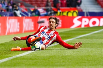 El croata tuvo dos etapas en el Atlético de Madrid, con una cesión al Inter de Milán entre medias. En la primera jugó prácticamente los mismos partidos que su compañero en el lateral derecho y leyenda del club, Juanfran Torres. Las lesiones han marcado su carrera, 90 partidos se perdió siendo jugador colchonero por cuatro lesiones de rodilla.

 



