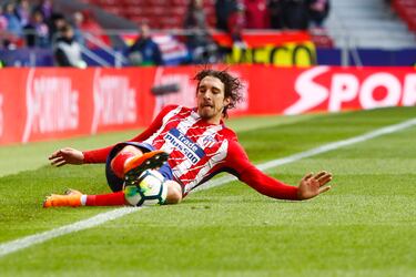 El croata tuvo dos etapas en el Atlético de Madrid, con una cesión al Inter de Milán entre medias. En la primera jugó prácticamente los mismos partidos que su compañero en el lateral derecho y leyenda del club, Juanfran Torres. Las lesiones han marcado su carrera, 90 partidos se perdió siendo jugador colchonero por cuatro lesiones de rodilla.

 



