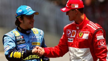 Alonso y Schumacher se dan un apret&oacute;n de manos.