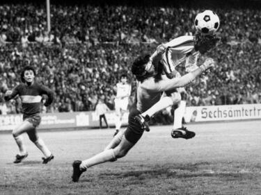 El delantero danés del Mönchengladbach, Allan Simonsen (d), falla su intento de cabezazo ante el portero argentino. El 1 de agosto de 1978, el subcampeón de fútbol alemán, Borussia Mönchengladbach, perdió el partido de vuelta de la Copa Intercontinental contra Boca Juniors por 3-0 en el Wildparkstadion de Karlsruhe. El equipo argentino consiguió la Copa ya que en el partido de ida, el Mönchengladbach sólo logró un empate 2-2 en la capital argentina.

