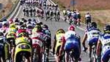 EL VIENTO. Los ciclistas rezagados tratan de enlazar en pleno abanico.