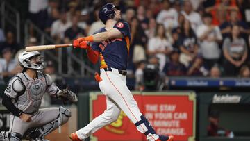 HOUSTON, TEXAS - SEPTEMBER 08: Kyle Tucker #30 of the Houston Astros hits a sacrifice fly scoring one run in the fifth inning against the Arizona Diamondbacks at Minute Maid Park on September 08, 2024 in Houston, Texas. Tim Warner/Getty Images/AFP (Photo by Tim Warner / GETTY IMAGES NORTH AMERICA / Getty Images via AFP)