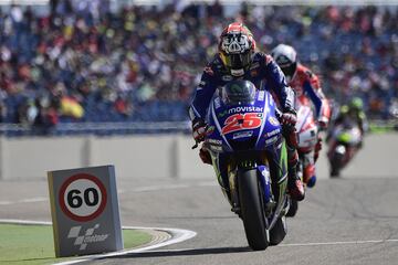 Maverick Viñales vuelve al box.