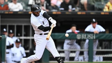 CHICAGO, IL - APRIL 05: Elvis Andrus #1 of the Chicago White Sox hits a single for his 2000th career hit in the fifth inning against the San Francisco Giants at Guaranteed Rate Field on April 05, 2023 in Chicago, Illinois.   Jamie Sabau/Getty Images/AFP (Photo by Jamie Sabau / GETTY IMAGES NORTH AMERICA / Getty Images via AFP)