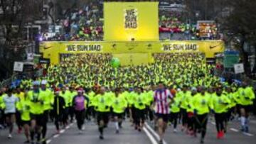 Salida de la San Silvestre Popular desde el estadio Santiago Bernabeu en la que casi 40.000 corredores -el 45% mujeres- han participado hoy, vestidos con camisetas amarillas y que ha empezado a las 17.30 horas con cuatro salidas u &quot;oleadas&quot; consecutivas cada quince minutos, mientras que la prueba profesional arrancar&aacute; a las 20.00 horas.El recorrido, en ambos casos, es el mismo: diez kil&oacute;metros entre el estadio Santiago Bernab&eacute;u, en la calle de Concha Espina, y el estadio del Rayo Vallecano, pasando, entre otros puntos, por la Puerta de Alcal&aacute; y la Cibeles.