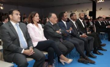 Figo, Kanout¨¦, Kluivert, Karembeu, Albelda, Urzaiz, Salgado, Morientes y Roberto Carlos, Fernando Sanz y Mendieta fueron presentados como embajadores de La Liga.