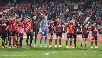 Los jugadores del Mirandés celebran junto a su afición la victoria ante el Racing de Ferrol.