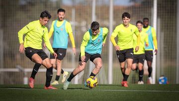 27-11-24. IMAGEN DEL ENTRENAMIENTO DEL SPORTING CON NACHO MARTÍN Y GUILLE ROSAS DISPUTANDO EL BALÓN DELANTE DE BERNAL Y QUEIPO.
