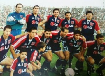 Nelson San Martín: El 'chuncho' fue titular en el mediocampo azul. En la foto aparece arriba, segundo de derecha a izquierda.