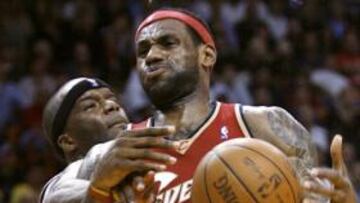 James multado con 25.000 dólares mientras firma con McDonalds