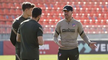 Simeone charla con Koke y Llorente.