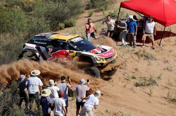 Decimotercera etapa entre San Juan y Córdoba. El piloto frances Stephane Peterhansel con Peugeot.