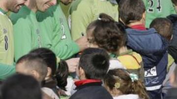 <b>COMO NIÑOS EN LA CIUDAD DEPORTIVA</b> Festiva es la vuelta del Barcelona a Heliópolis y festivo fue el entrenamiento previo de los verdiblancos, al que acudieron varios colegios de Sevilla. En la foto, los futbolistas béticos firman autógrafos a los niños.