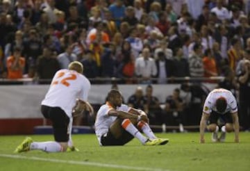 Los jugadores del Valencia desolados tras la eliminación.