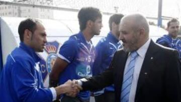 <b>TRATO CERCANO Y AFABLE. </b>Miguel Concepción hizo un hueco en su agenda para estar cerca de sus jugadores y transmitir optimismo. En la imagen saluda a Nino.