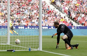 Raúl de Tomás marca el 1-1 al Atlético de Madrid. 