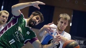 GRAF1899. SANTIAGO DE COMPOSTELA, 20/01/2019.- El ala-pívot eslovaco del Monbus Obradoiro, Vladimir Brodziansky (d), y el alero del Unicaja, Dani Díez (i), durante el partido de Liga Endesa que disputan hoy en Santiago de Compostela. EFE/ Lavandeira jr