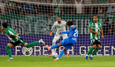 1-0. Amrabat no despeja bien un saque largo de banda, dispara Koke, rebota en Bartra, Bellerín intenta sacar la pelota del área y repele en Koke. El balón realiza una parábola que le cae a Giuliano en el balcón del área para empalmar de volea al palo izquierdo de Pau López y anotar el primero.
