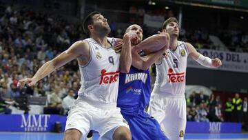 Reyes y Rudy forcejean con Augustine en el partido de la primera fase en el Barclaycard.