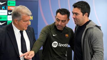 GRAFCAT3618. BARCELONA, 25/04/2024.- El presidente del FC Barcelona, Joan Laporta, el técnico Xavi Hernández (c), y el director deportivo Anderson Luis de Souza 'Deco' (d), durante la comparecencia conjunta que han ofrecido este jueves en la Ciudad Deportiva Joan Gamper para oficializar la continuidad del entrenador hasta junio de 2025. EFE/Alejandro García
