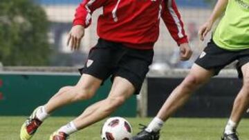 <b>MARCÓ DOS GOLES EN LEZAMA. </b>Fernando Llorente, que anotó ayer dos goles en la sesión matinal, disputa un balón con San José.