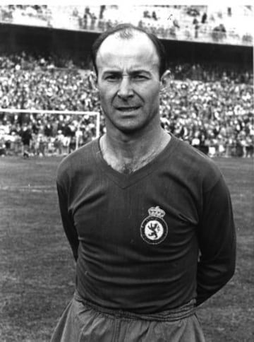Profesional desde 1939 hasta 1960. Jugó en el Barcelona, Sabadell, Granada, Cultural Leonesa y Elche. Jugó un total de 75 partidos de Copa y marcó 47 goles.