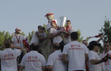 Los jugadores del Sevilla en la estatua de Hispalis en la Puerta de Jerez.