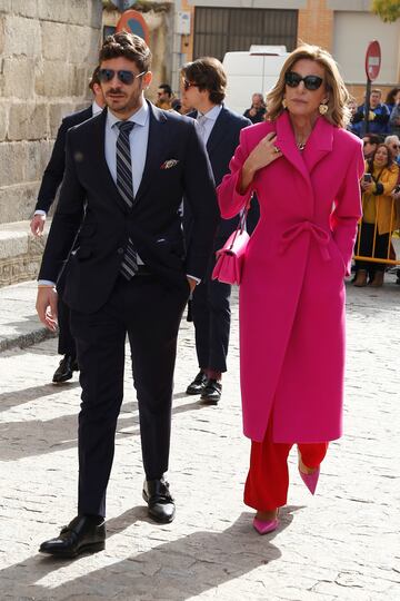 Los invitados llegan al enlace en la iglesia parroquial de Santiago Apóstol en Cebreros, Ávila. 