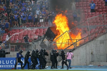 En el partido entre Universidad de Chile e Internacional de Brasil de la segunda fase de la Copa Libertadores se produjeron incidentes tanto dentro como fuera del estadio. En el minuto 83, cayeron varios proyectiles a la cancha lanzados por ultras de la 'U'. Pese al incendio en la tribuna el colegiado decidió continuar el partido. 