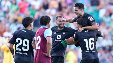 Pezzella y Bellerín abrazan a Marc Bartra.