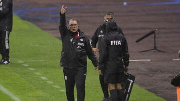 Gerardo Martino durante el partido contra Jamaica en el Azteca