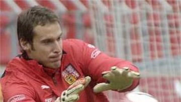 <B>SIN PORTEROS.</B> Los porteros del Chelsea Cech y Cudicini se lesionaron contra el Reading y fue el central Terry quien terminó bajo los palos.