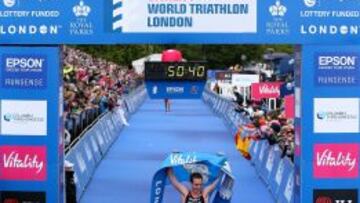 Alistair Brownlee celebra la victoria en Londres.
