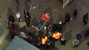 Un aficionado es trasladado tras caer al vació desde la tribuna del estadio Monumental.