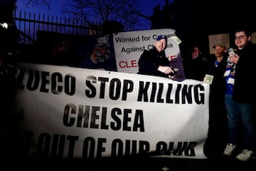 Pancartas de protesta de los aficionados del Chelsea contra BlueCo y Clearlake Capital, propietarios del club.