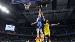 Aleksa Avramovic realiza una mate ante Nikola Mirotic en el Movistar Estudiantes-Bar&ccedil;a.