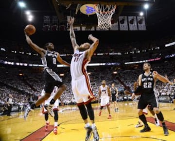 Kawhi Leonard, duelo en el aire con Chris Andersen.