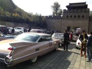 Varias personas observan un Cadillac 62 Coupe De Ville, al pie de la Muralla China, donde coleccionistas de vehículos de época y vendedores de este tipo de autos iniciaron este fin de semana en un viaje de 1.600 kilómetros entre las dos principales ciudades de China, Pekín y Shanghai, con el que quieren fomentar la afición a los grandes clásicos del motor en el país asiático.