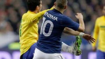 <b>ENTRADA BRUTAL. </b>Hernanes imitó a De Jong ante Benzema.