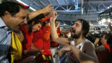 Sergio Llull celebra con la afici&oacute;n espa&ntilde;ola en Lille la victoria ante Francia.