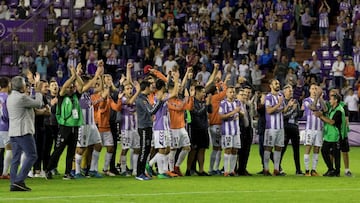 GRAF2162. VALLADOLID, 02/06/2018.- Los jugadores del Valladolid celebran con la afición tras vencer a Osasuna por 2-0 en el último partido de Liga en Segunda División que Valladolid y Osasuna disputaron esta noche en el estadio Jos&ea