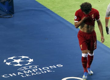 Destrozado: La lesión de Salah en imágenes... Peligra el Mundial