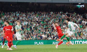 1-1. Buena jugada del Betis que termina en Sabaly dentro del rea, apura hasta la lnea de fondo y cuelga un baln al punto de penalti dnde llega Johnny Cardoso para empalmar con la derecha y empatar el encuentro.