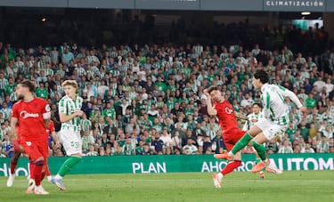 1-1. Buena jugada del Betis que termina en Sabaly dentro del área, apura hasta la línea de fondo y cuelga un balón al punto de penalti dónde llega Johnny Cardoso para empalmar con la derecha y empatar el encuentro.
