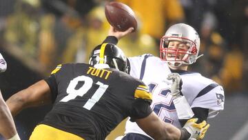 Dec 17, 2017; Pittsburgh, PA, USA; Pittsburgh Steelers defensive end Stephon Tuitt (91) pressures New England Patriots quarterback Tom Brady (12) during the third quarter at Heinz Field. The Patriots won 27-24. Mandatory Credit: Charles LeClaire-USA TODAY Sports