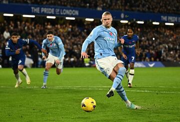  Manchester City's Erling Braut Haaland scores 