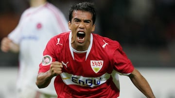 Luego de un gran mundial en Alemania 2006, el mexicano fue fichado por el Sttutgart, en donde se convirtió en uno de los primeros mexicanos en jugar en la Bundesliga y el primero en conseguir un título en el fútbol alemán.